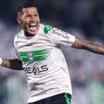 Volante do Coritiba recebe alta após mal-estar em campo durante partida contra o América