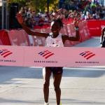 Queniana quebra recorde ao correr maratona de 42,195km em menos de 2h10
