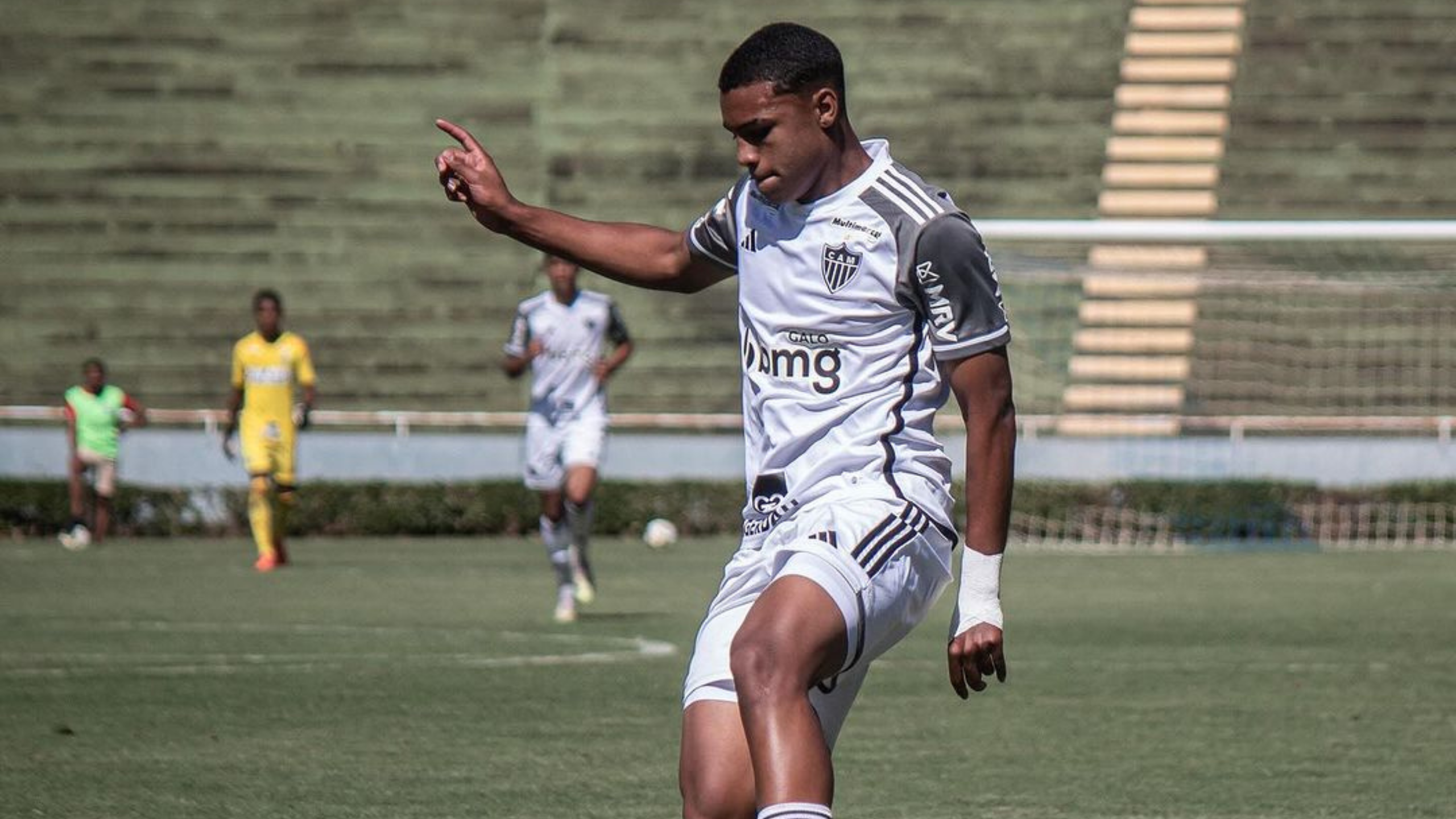 Atlético: ‘joia’ da base assina primeiro contrato profissional com multa milionária