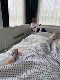 Barbara Palvin passou por cirurgia para tratar a doença