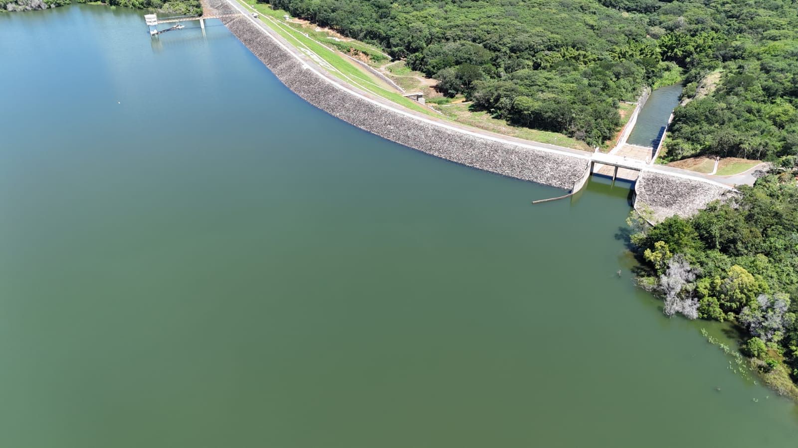 Barragem do Rio Juramento atinge 100% da capacidade e verte novamente