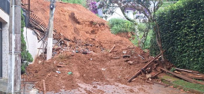 Birro Bom Clima após deslizamento de terra 