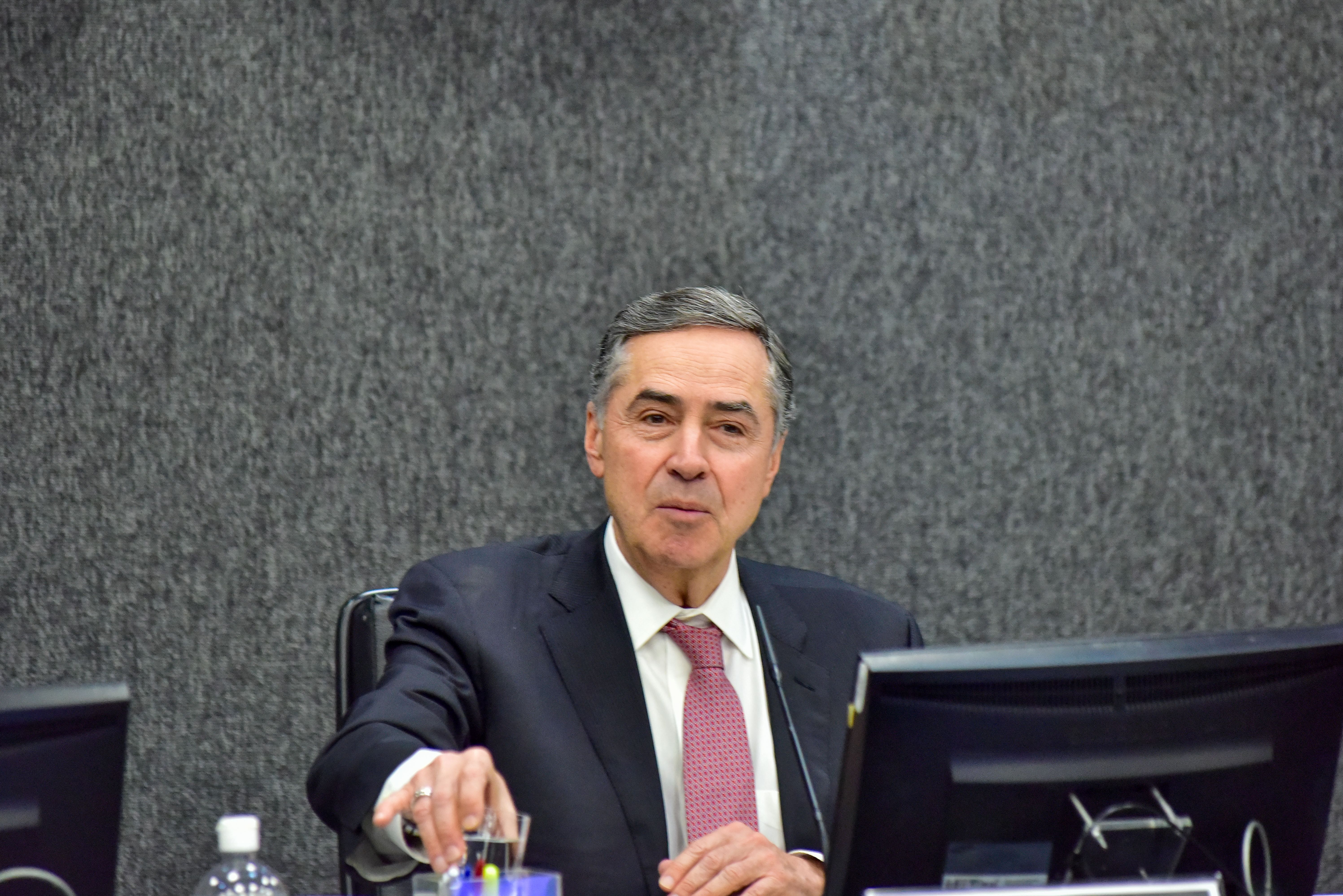 Barroso alfineta Bolsonaro e diz que sistema das urnas eletrônicas é “infraudável” e “inhackeável”