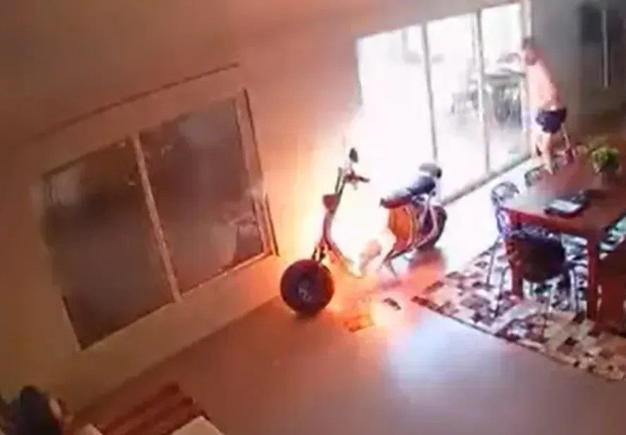 Bateria de bicicleta elétrica explode dentro de casa, mata pais e deixa filhos feridos