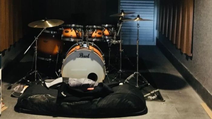 Bateria particular de Gustavo Scarpa sendo instalada