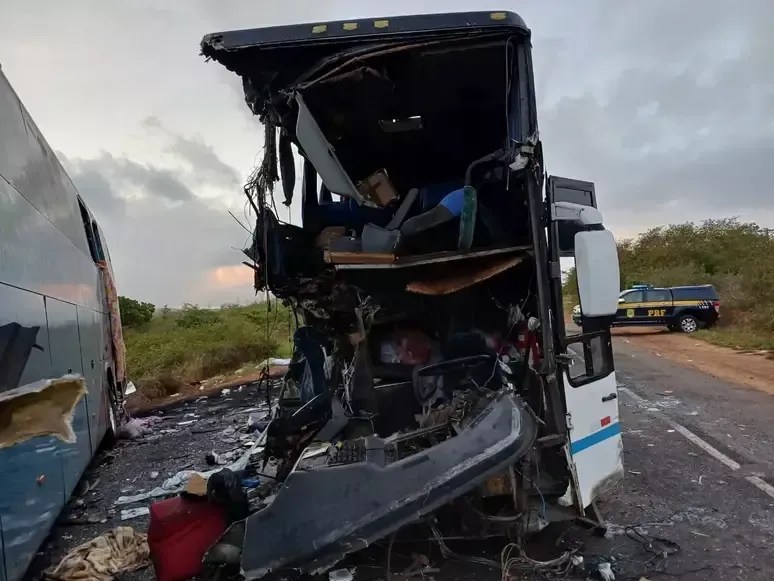 Acidente na BR-110 entre carreta e dois ônibus deixa cinco mortos e 23 feridos na Bahia