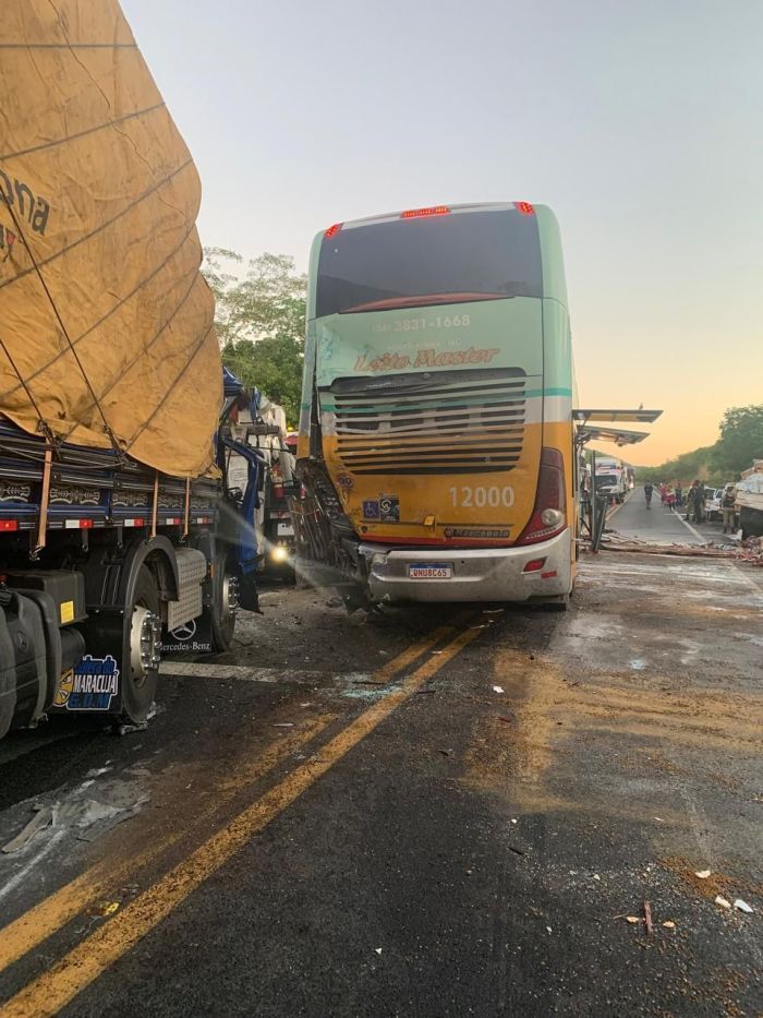 Batida entre ônibus e dois caminhões deixa uma pessoa morta e outras cinco feridas na BR-135