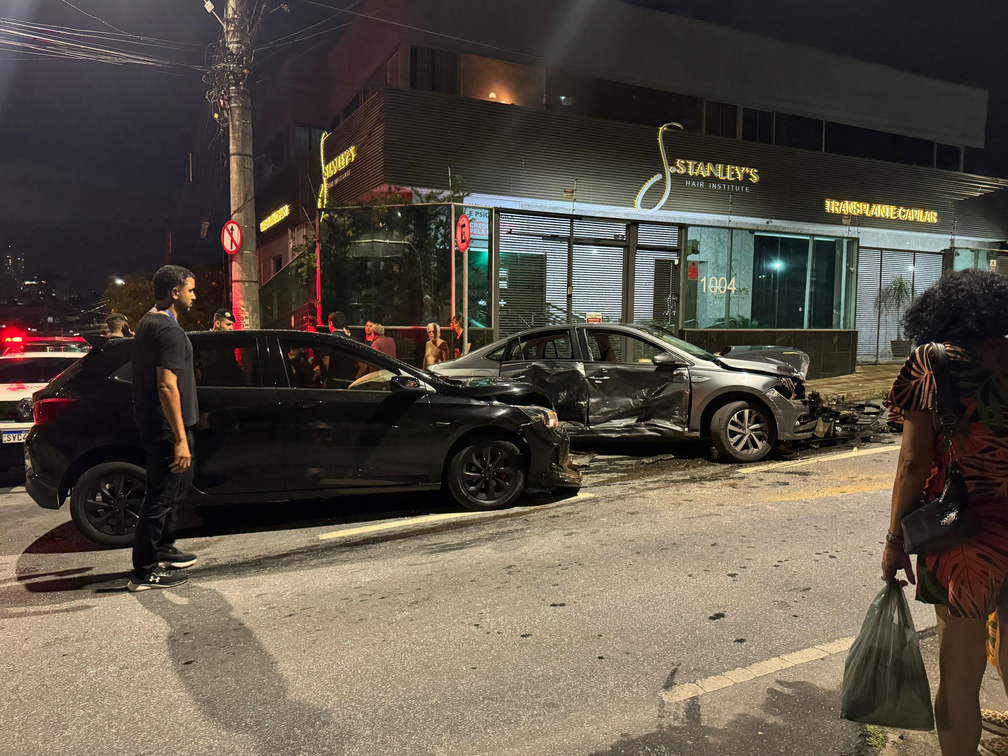 Batida entre Honda Civic, Ônix e Virtus deixa um ferido no bairro Carlos Prates, em BH