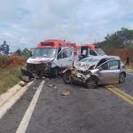 Batida entre ambulância do Samu e carro deixa dois mortos e quatro feridos na MG-202