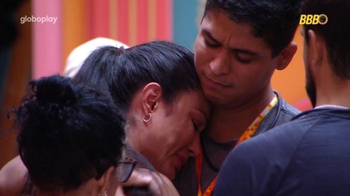 Gracyanne chora após Renata expor atitude