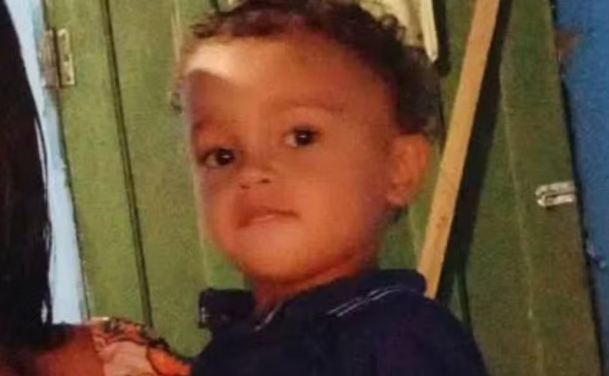 Criança de 2 anos morre após cair de moto pilotada pela mãe