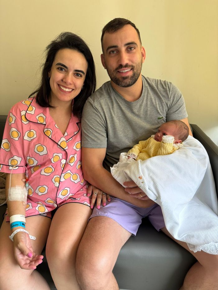 Na foto, Isabela C. F. Pereira, 31 anos, Hamilton N. de Mello, de 32, e a pequena Olivia 