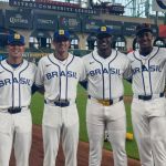 Brasileiro ‘ganha o mundo’ com lance na estreia da Copa do Mundo de Beisebol nos EUA