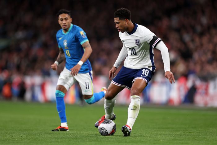 Jude Bellingham, camisa 10 da Inglaterra, em ação contra a Seleção Brasileira em Wembley