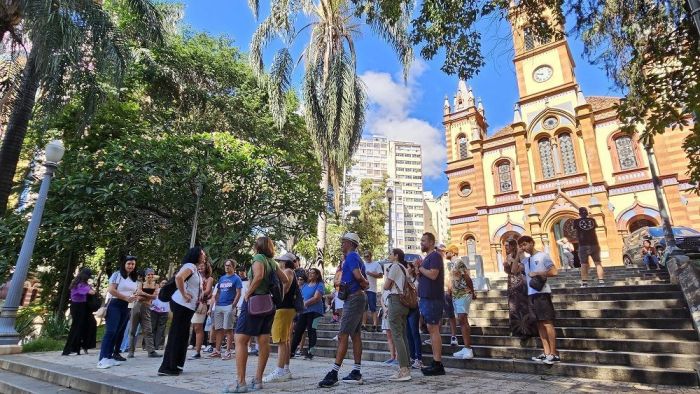 Passeios turísticos gratuitos mobilizam turistas e moradores de BH