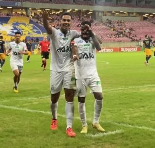Jogadores do Uberlândia comemoram gol marcado diante do Retrô