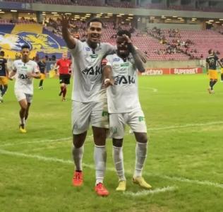 Jogadores do Uberlândia comemoram gol marcado diante do Retrô