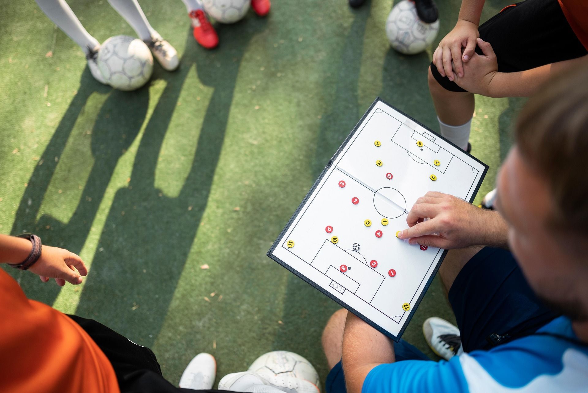 Treinador de futebol é condenado a mais de 60 anos de prisão por abusar de alunos em SC