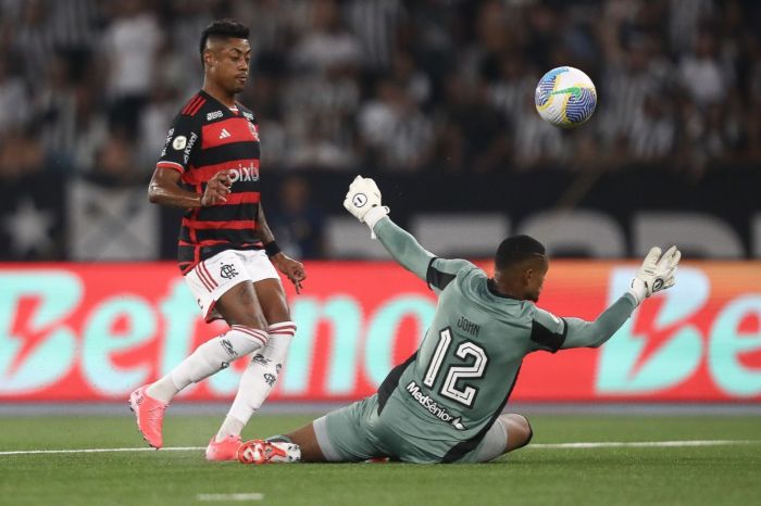 Bruno Henrique encobre John, do Botafogo, e marca para o Flamengo no Nilton Santos