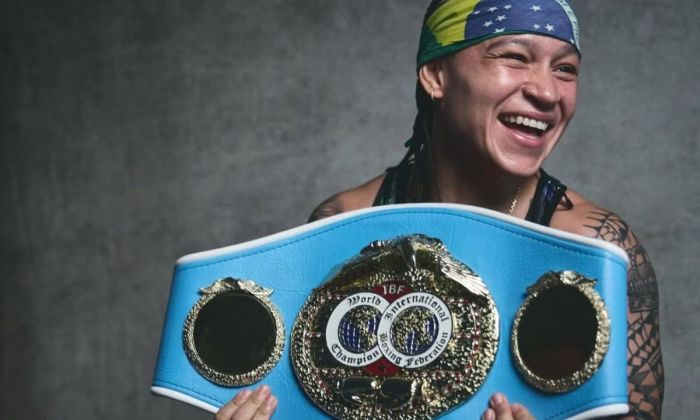 Bia Ferreira é a atual campeã dos pesos leves da Federação Internacional de Boxe (IBF)