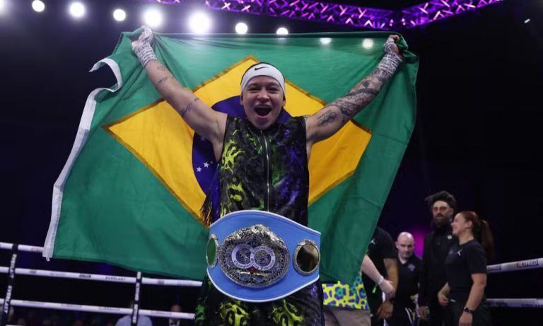 Bia Ferreira vence em primeira defesa do título mundial de boxe
