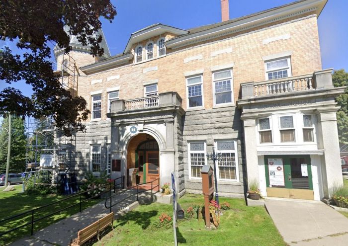 Prédio tem tijolos em estilo vitoriano