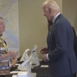 Joe Biden vota antecipadamente em Kamala Harris nos Estados Unidos