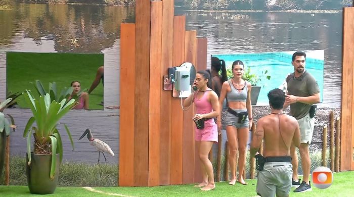 Eva atendeu o Big Fone