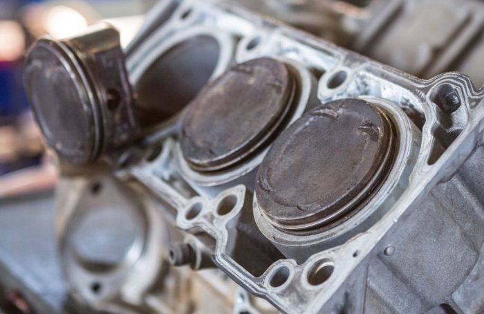 bloco de motor a combustão com os pistões expostos