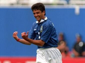 Bebeto popularizou a comemoração do 'embala neném' em 1994