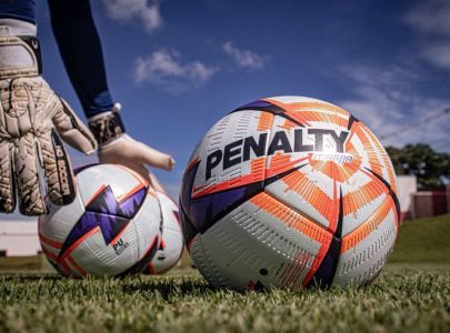 Bola da Copa Verde de 2026 durante treino do Vila Nova-GO