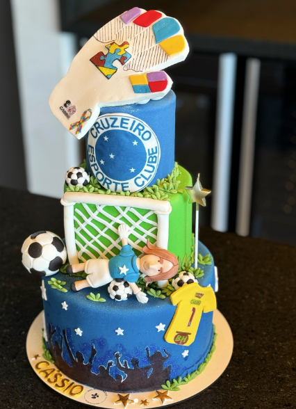 Bolo de aniversário de Cássio tem escudo e camisa do Cruzeiro, além de luva com símbolo do autismo
