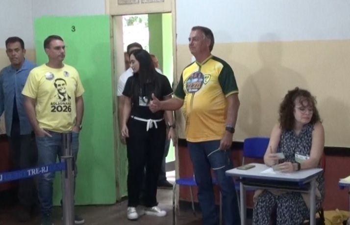 Ex-presidente Jair Bolsonaro vota na zona oeste do Rio de Janeiro