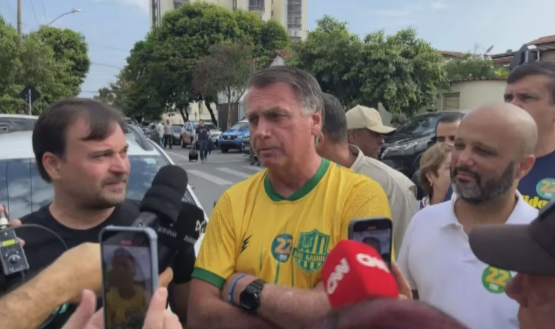 Bolsonaro acompanha voto de candidato do PL em Goiânia e critica Moraes por operação contra aliado