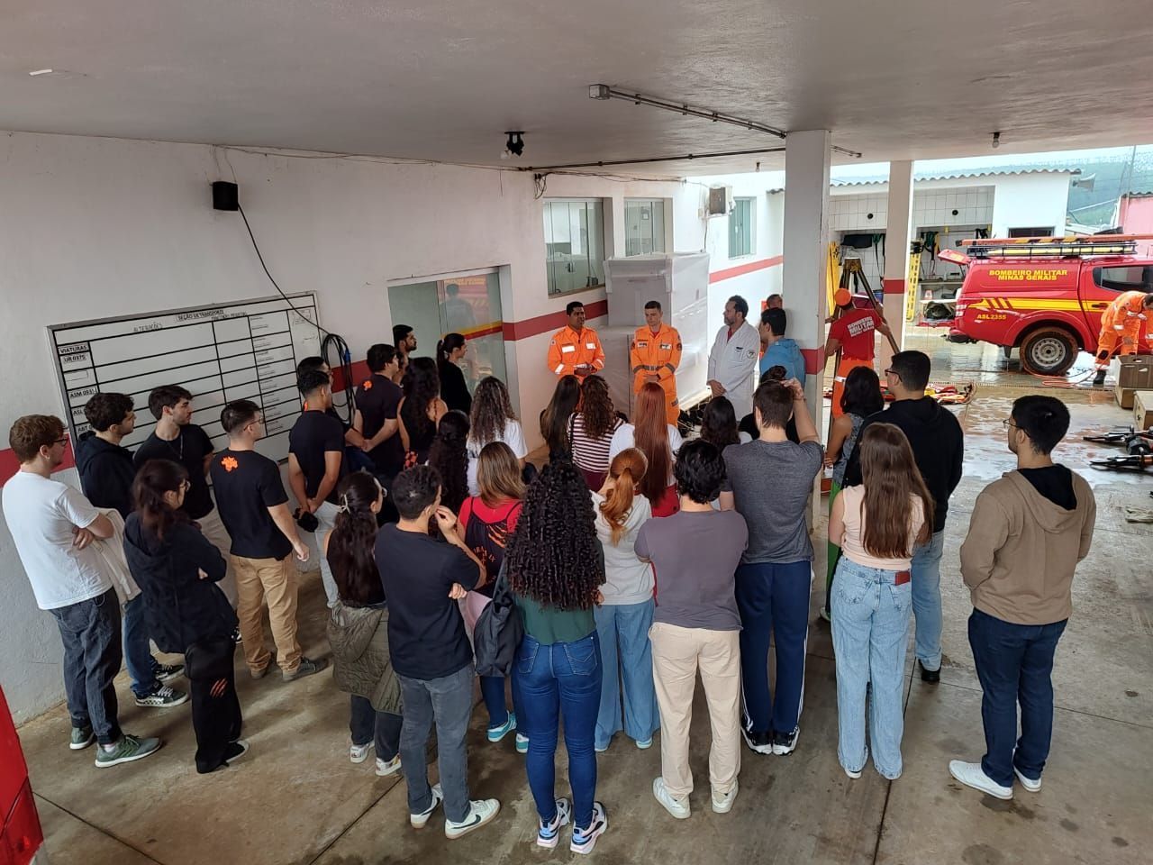 Alunos da Unifal-MG participaram de aula prática dos Bombeiros