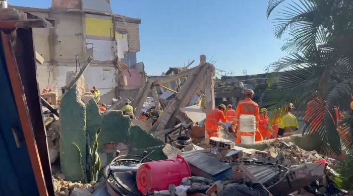 Várias equipes do Corpo de Bombeiros trabalham no resgate das vítimas 