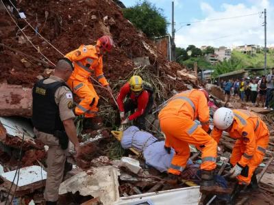Bombeiros trabalham 24 horas por dia na busca por vítimas