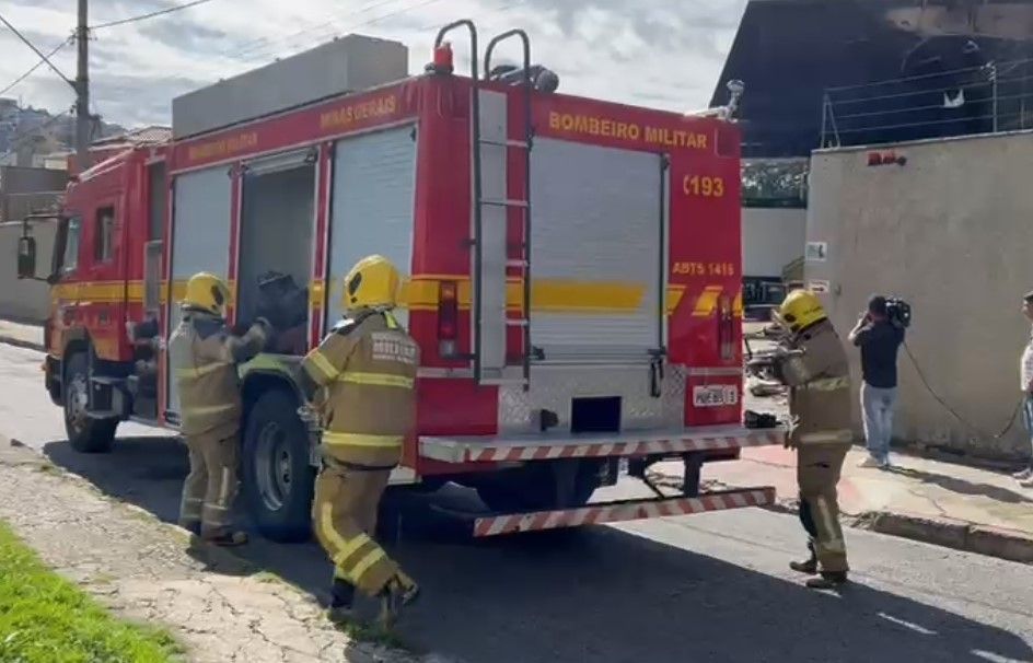 Bombeiros são acionados para fábrica de pães que pegou fogo em BH; prejuízo chega a R$ 10 milhões