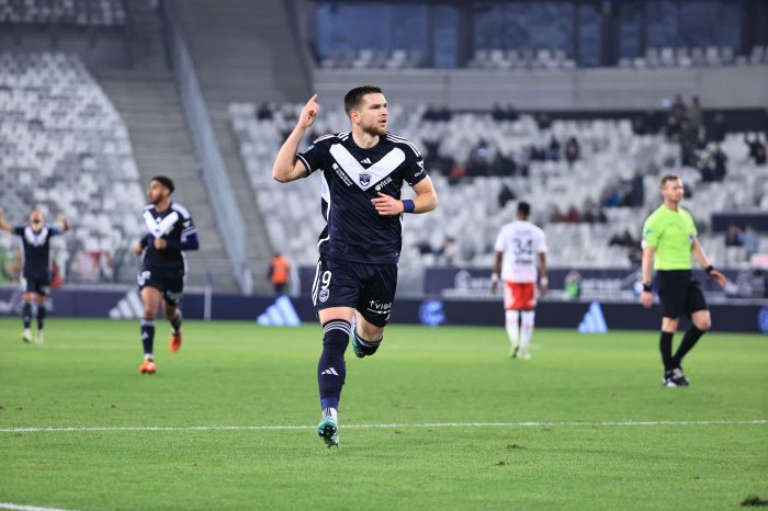 Zan Vipotnik, atacante esloveno do Bordeaux, em ação na temporada 2023/2024