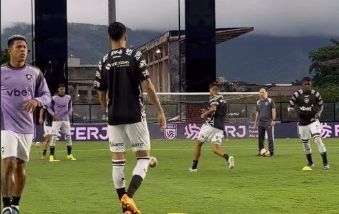 Jogadores do Botafogo em aquecimento para duelo com o Vasco pelo Cariocão 2026