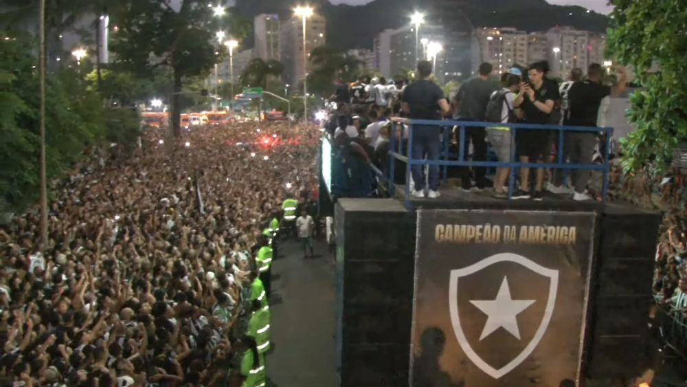 Lotação máxima! Torcida do Botafogo festeja no Rio com campeões da Libertadores