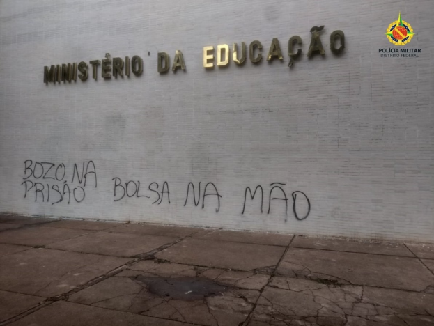 Assessor de Erika Hilton a Câmara dos Deputados pichou frases contra o ex-presidente Jair Bolsonaro no Ministério da Educação 