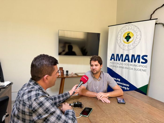 Ronaldo Soares Mota Dias concedeu entrevista exclusiva à Itatiaia Imagem mostra Ronaldo Soares Mota Dias, presidente da Associação dos Municípios da Área Mineira da Sudene, concedendo entrevista ao repórter da Rádio Itatiaia, Osmar Macedo
