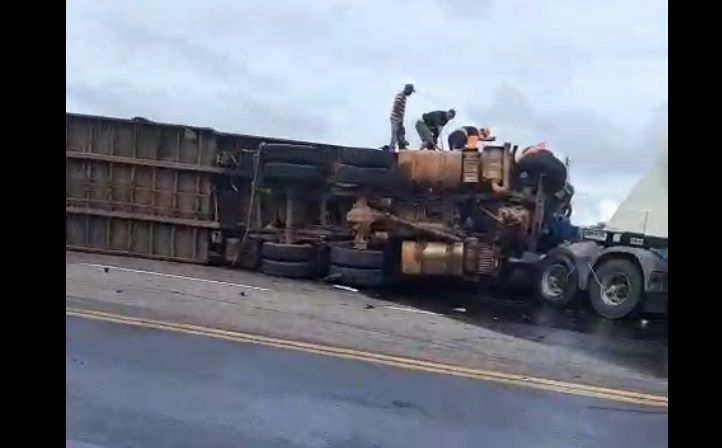 BR-381: acidente entre carretas deixa feridos e fecha os dois sentidos da rodovia