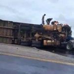 BR-381: acidente entre carretas deixa feridos e fecha os dois sentidos da rodovia