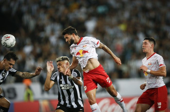 Juninho Capixaba, de cabeça, empatou para o Bragantino nos acréscimos do primeiro tempo contra o Botafogo