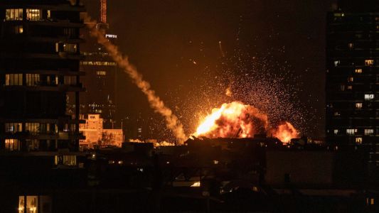 Uma bola de fogo ilumina o céu após um ataque de míssil contra Tel Aviv em 28 de fevereiro de 2026