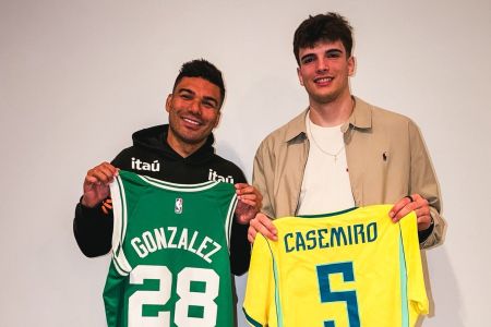 Casemiro, do Brasil, e Gonzalez, do Celtics, em Boston