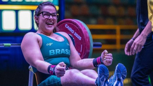 Brenda Pepe em ação no Mundial Paralímpico de Halterofilismo, em Cairo, capital do Egito, no ano passado