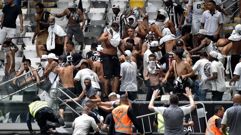 Torcedores do Atlético invadem campo e agridem seguranças após derrota para o Flamengo